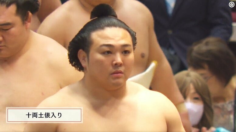 「この生物は何？」炎鵬、“異彩”を放つ化粧まわし「妙にマッチしてる」「可愛いエンホウ」十両土俵入りでファン熱視線