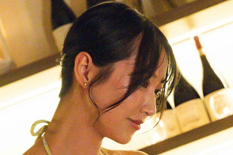 “9頭身”元社長秘書、“禁断の関係”な相手に密室マッサージ＆シャワーで濃厚キス「あんなの味わったことない」