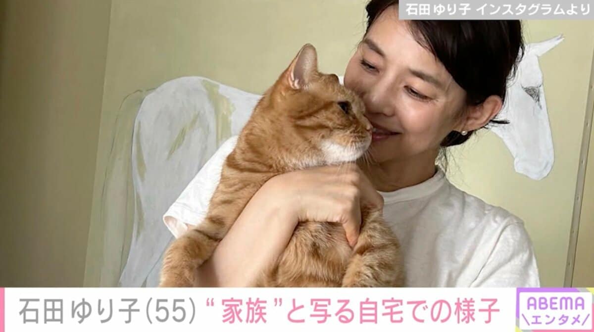 石田ゆり子（55）「周りを笑顔にするオトコ」愛猫と写る自宅での様子に