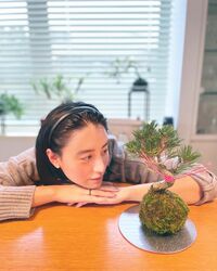 「美月ちゃんの顔が小さいのか、苔玉が大きいのか…」山本美月が苔玉と顔を並べた癒しショットを公開！際立つ小顔にファンため息