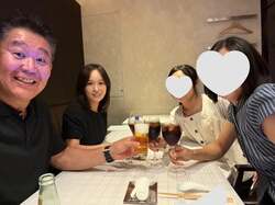 花田虎上、妻の誕生日を中華料理店で祝福「5日前からプレゼントを渡したり」