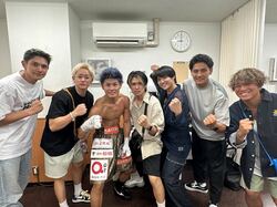 イケメンボクサー・木村吉光、試合に駆けつけた“シャッフルアイランド”メンバーと記念撮影