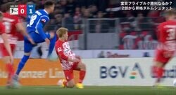 「マジか…」「戻ったのに」堂安律の前で起きた絶望シーン 止められなかった相手シュートが味方に当たってしまう→キーパー泣かせの不運なゴール