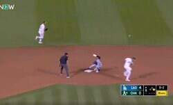 どこ投げてんだよ！ 大谷翔平、“不意打ち”盗塁がヤバすぎる　相手捕手の様子がおかしくなる「無警戒すぎるだろ」「走ると思わなかったのか？」