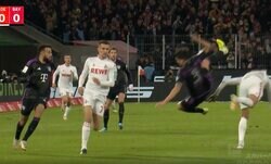 冨安健洋を狙うバイエルンに緊急事態！ 場内騒然…韓国代表DFが空中でバランス崩して落下→腰から落ちて叩きつけられる衝撃の瞬間 「交代なし！？」「大丈夫か…」