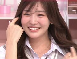 「めっちゃいいお尻！」人気キャバ嬢のビーチで寝そべる様子にオズワルド伊藤「タモリ倶楽部のオープニングで使われそう」