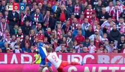 「エグすぎる」「あの体勢でよく打てるな」バイエルンの絶対的エース・ケインの“天才的ダイレクトボレー”が炸裂した瞬間　左手一本で相手DFを完全無力化→異次元すぎるシュート