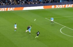 「舐めたパスを出すな！」衝撃ミスから失点…シティDFに批判の声「酷すぎるわ…」「雑すぎ」「またポカしたか」グアルディオラ監督も激怒