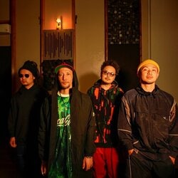 来月開催のイベント「楽団笑時（GAKUDAN WARAJI）」に向けて、大阪・服部緑地発の表現者集団：WARAJIが、新曲「MANHOLE BASEMENT」を4月9日（木）にリリース。