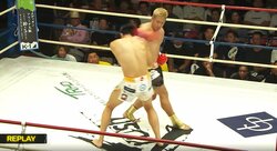 少し擦っただけで…衝撃の“一撃”KO 想像の“斜め上”を行く重量級のバックブローに困惑の声