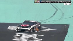 一体、何が！？ 全米沸騰の人気レースで“名手”が急失速…突然のスピンに騒然 「リアが滑って…」