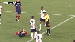 「ちょっと待ったPKやろ」「いやいや中でしょ！」際どい位置で接触転倒しVAR介入→FKがPKに変更「まじでよかった」ファンが一喜一憂した一部始終