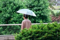 白洲迅と待ち合わせ…雨の中でたたずむ後ろ姿にファン歓喜「後ろ姿にも色気がある」「振り返った時の笑顔を想像」