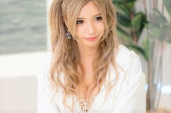 大胆谷間＆美脚ミニスカのセクシーコスプレイヤーが合コンに登場！ 意外な一面にヒロミ「偉いな～！」と感心