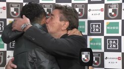 「感動した」現役引退の青山敏弘 “敵将”のインタビューに突如乱入 恩師ミシャとの熱い抱擁＆キスに「花道を作ってやりたかったんだな」