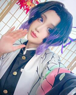 「めちゃくちゃ綺麗」「反則級」コスプレイヤー・カモミール、「鬼滅の刃」胡蝶しのぶの美麗コスでファンを魅了