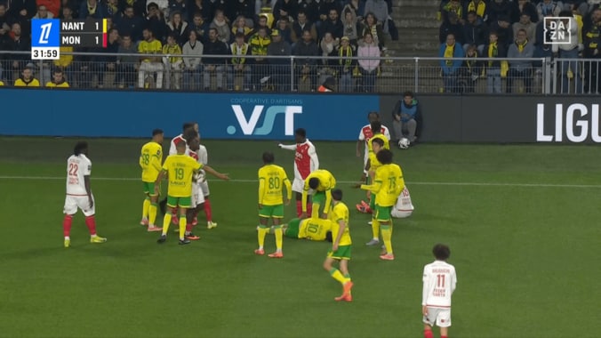 騒然！南野拓実があわや退場…危険な“後方タックル”に相手絶叫→敵地が大ブーイング「レッドでもおかしくない」「ヒヤヒヤした」 5枚目