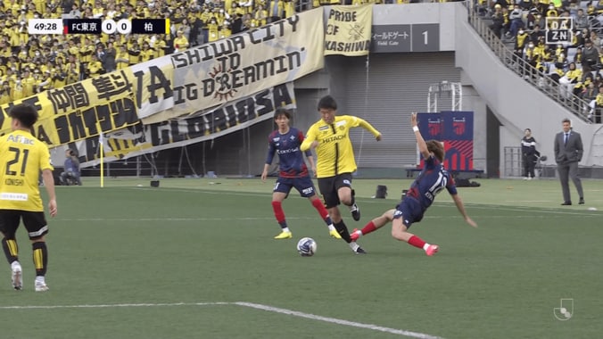 「さすがにレッド案件では？」元日本代表MFの“足裏タックル”にSNS騒然…「選手が壊れてしまう」2枚目警告はVAR対象外→Jリーグのルール改正はいつ？ 4枚目