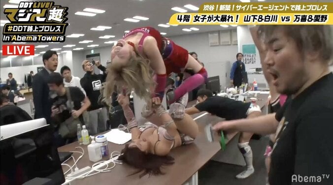 いきなりの“ケツ出し”…　カオスの中に好カードが続出！　DDT「路上プロレス」の“裏テーマ”とは？ 3枚目