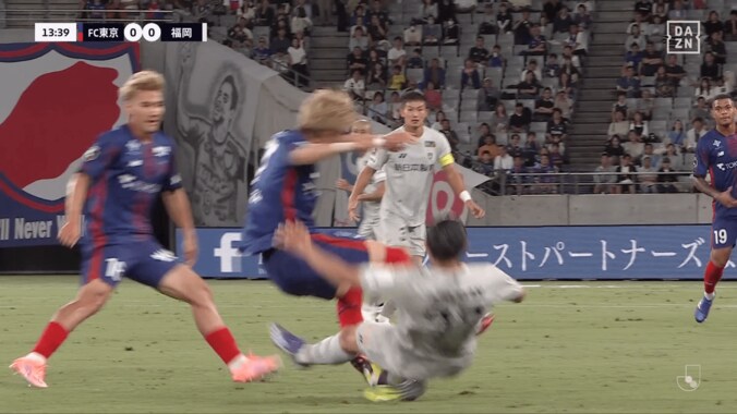 スタジアム騒然！危険な“後方タックル”がノーカード…「退場やろ」「VAR介入なし？」選手＆ファンが不満を募らせた瞬間 4枚目