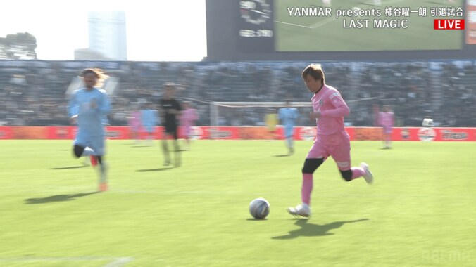 「プロでも難しい」乾貴士の“神トラップ”に衝撃！「ボールは友達」「天才かよ」走りながら足の甲でビタ止めした瞬間 5枚目