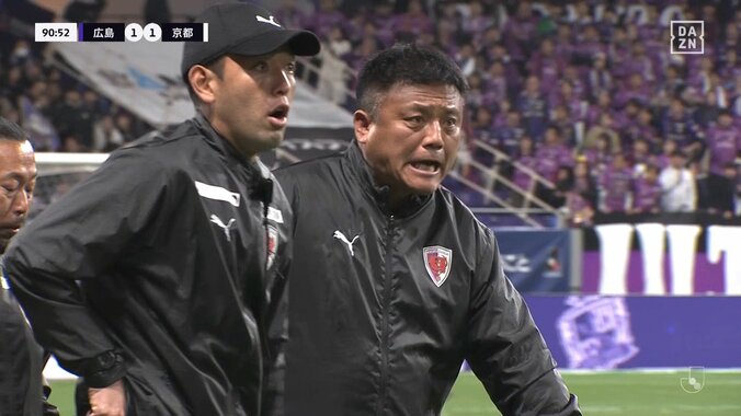 「ボールに行ってない…」広島MFの“強烈ショルダータックル”にSNS騒然「ありなの？」「荒すぎ」ノーファウル判定に京都指揮官も怒り 4枚目