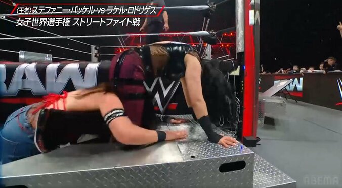 ラテン系美女レスラー、凶暴技を連発「酷すぎるよ」「椅子の上で…」ファン戦慄 3枚目