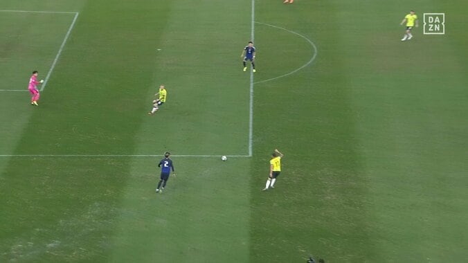 「やらかした」日本代表GK・谷晃生、自陣ゴール近くで痛恨のパスミス→大ピンチに「またやってるやん」「あぶねぇ」「ゴール前でミスは怖すぎる」あわや失点キックミスの瞬間 3枚目