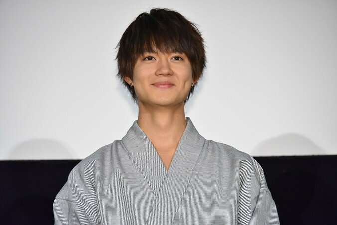 葵わかな&佐野勇斗、浴衣姿で汗だくの緊急事態！セミのおもちゃに大絶叫 4枚目