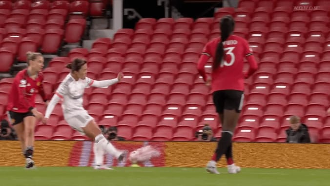 「何もかも上手すぎる」なでしこ谷川萌々子、“アートのような”決勝点！圧巻トラップ→極上コントロール弾「日本の宝」「ルイ・コスタかよ」【女子CL】 4枚目