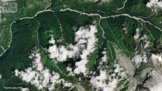 8月25日撮影　氷河崩落前日の現場付近　右下が崩落した氷河