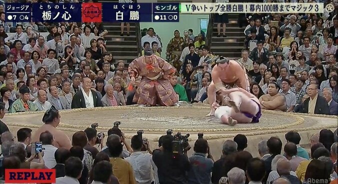 白鵬、完全体！　「速さ、上手さ、強さ」でカド番・栃ノ心を圧倒して“全勝の舞い”も披露 1枚目