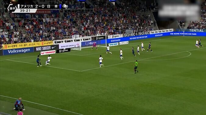 「三笘だけは別格」三笘薫、急加速の縦突破→ノールックのクロスで好機演出「あの体勢から上げ切るのすごい」ファンが沸いた瞬間 2枚目