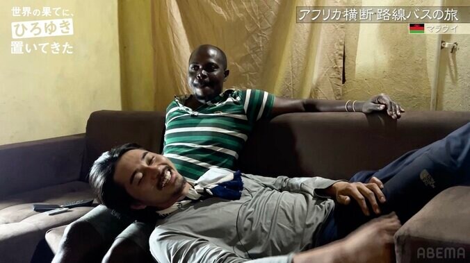 東出昌大、アフリカで出会った男性の膝枕でゴロン！驚異のコミュ力であっという間に仲良しに 1枚目