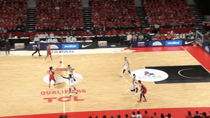 アリーナ大熱狂！富永啓生→渡邊雄太で“ワールドクラスのアリウープ”「痺れたねぇ」「飯３杯いける」NBA挑戦組の神連携【バスケ日本代表】 4枚目
