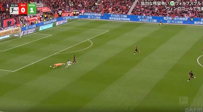 「何してんだよ」「空振りかよ！」ゴール前で“まさかのプレー”→エリアを飛び出したゴールキーパーにファン総ツッコミ「なぜ手で行った？」 4枚目