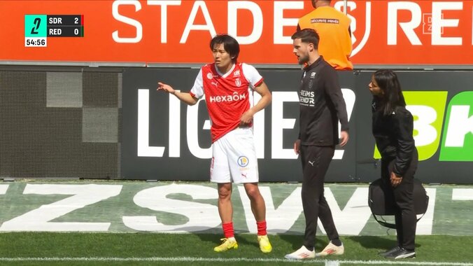 「は？ なんで？？？」中村敬斗に“不可解判定” まさかのイエロー提示に「意味不明」「どうした審判」本人も不満の表情 3枚目