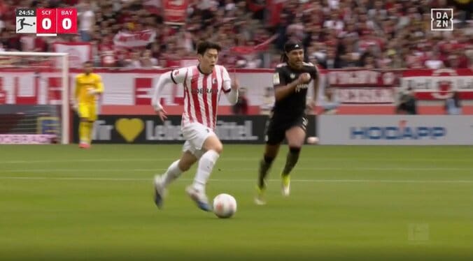 ウソでしょ…！？ 鈴木唯人、爆速ドリブルで“まさかの光景”「速すぎ！」「強いな」ドイツ代表DFに“真っ向勝負”→イエローカード誘発 4枚目