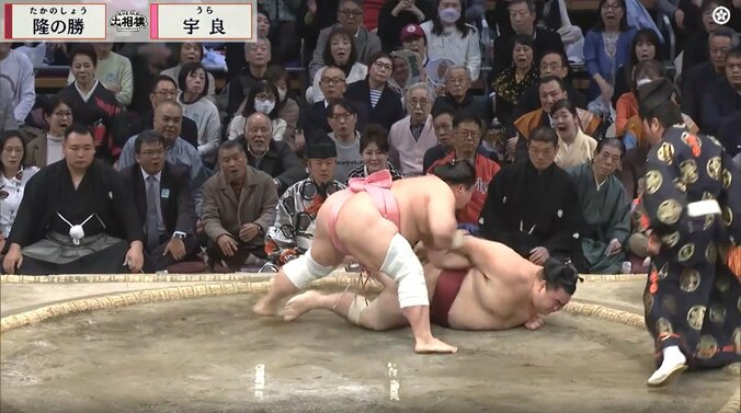 向正面にピンク色のセーターを着用した大村崑さん