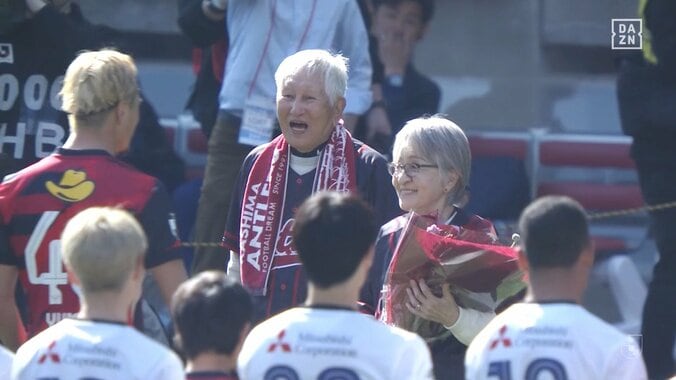 【映像】噂のおばあちゃんが鈴木優磨の頭をはたいて気合注入の瞬間