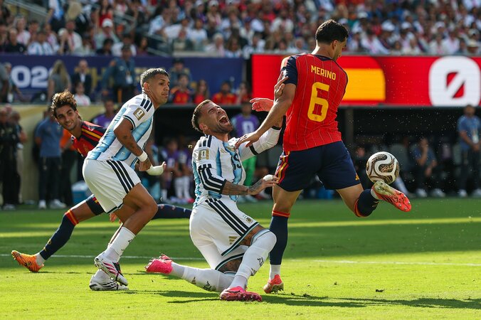 「明白な誤審だ」W杯決勝の“ゴール取り消し”に英解説陣が怒り！「大袈裟に痛がっただけ」不可解ジャッジが物議【W杯】 3枚目