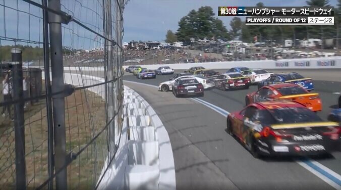 「そりゃ無理だよ！」5台横並び→信じられない“壁際ライン”から無謀アタック→多重事故 「嘘みたいな位置にいる」驚きと苦言 5枚目