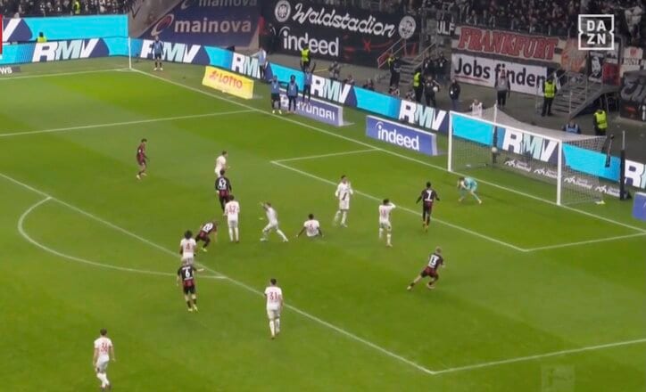 【写真・画像】何してんの…!? 堂安律が「最近ヤバい」1人で“組織を破壊”→カットイン弾で“衝撃ゴラッソ”!今季4ゴール目に「エグすぎだろ」「これが日本の10番」 1枚目