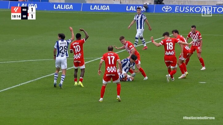 【映像】久保建英、巧妙ボール回収でファウル誘発の瞬間