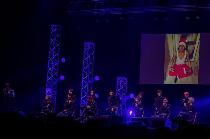 岩田剛典が提出した懐かしい"エモ写真"で大盛り上がり!EXILEメンバーの露天風呂ショットも【ABEMA×LDH EXILE SPECIAL FAN MEETING 2022】