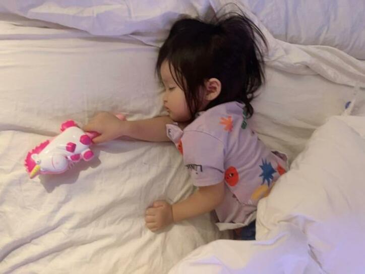  川崎希、可愛すぎる娘の就寝時の様子「ヘアブラシをつかみながら」 