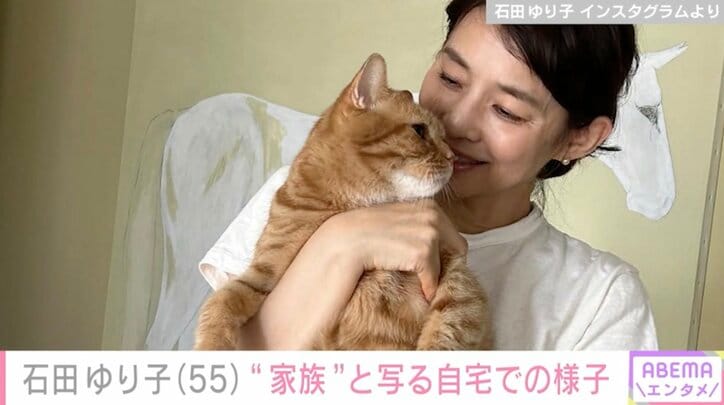 【写真・画像】石田ゆり子(55)「周りを笑顔にするオトコ」“家族”と写る自宅での様子に反響「相思相愛感ダダ漏れ」　1枚目