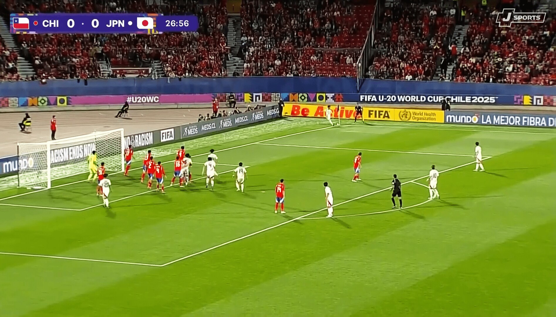 コーナーキックを蹴る小杉