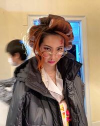 ファーストサマーウイカのMVオフショットに「バリバリ大阪」「おもろいキャラ」の声