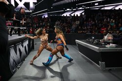 女子レスラー、“ズル発覚”→レフェリーに理不尽いちゃもんの結果…誰もが待ち望んだ“スカッと結末”に大歓声